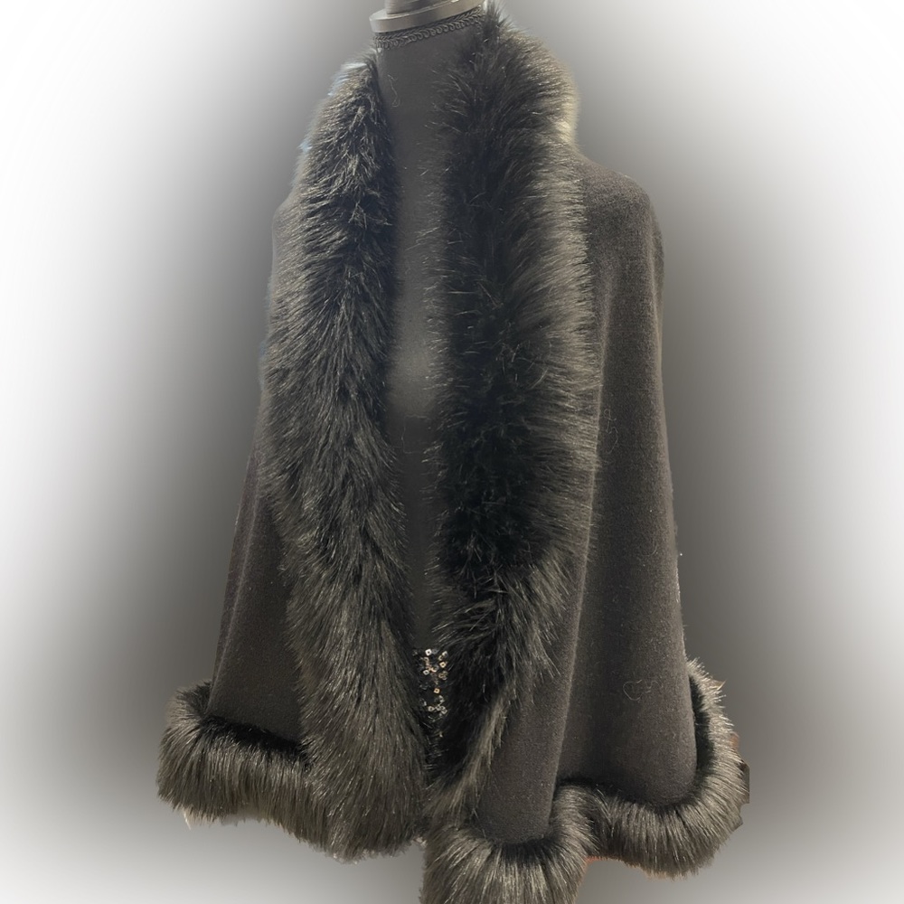 Elegant sweater shawl with wide faux fur trim